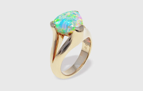 Opal vom Kunden in individuellen Ring in Roségold eingearbeitet