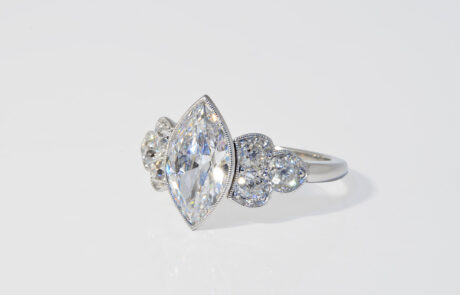 Umarbeitung eines Kundenrings, Diamant Navette gefasst in Platin mit Altschliﬀ Diamanten.