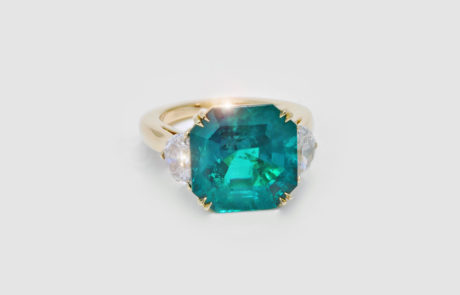 Kundenanfertigung eines Smaragd-Rings handgearbeitet in 750 Roségold mit seitlich gefassten Diamanten
